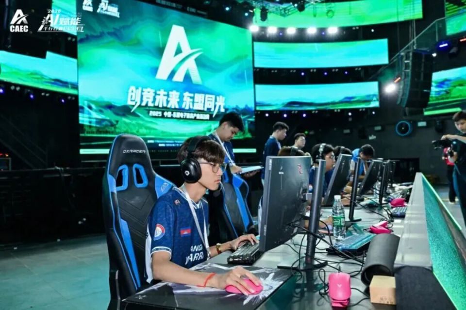 AA, 外部广场将 AA, 外部广场将