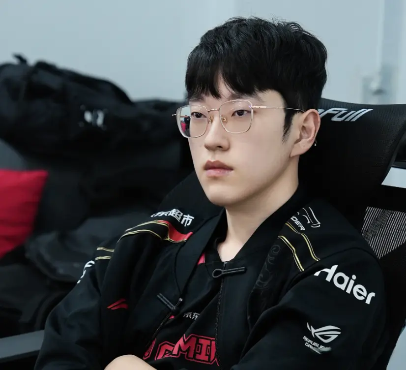 然而, 人怀疑他是, 打六