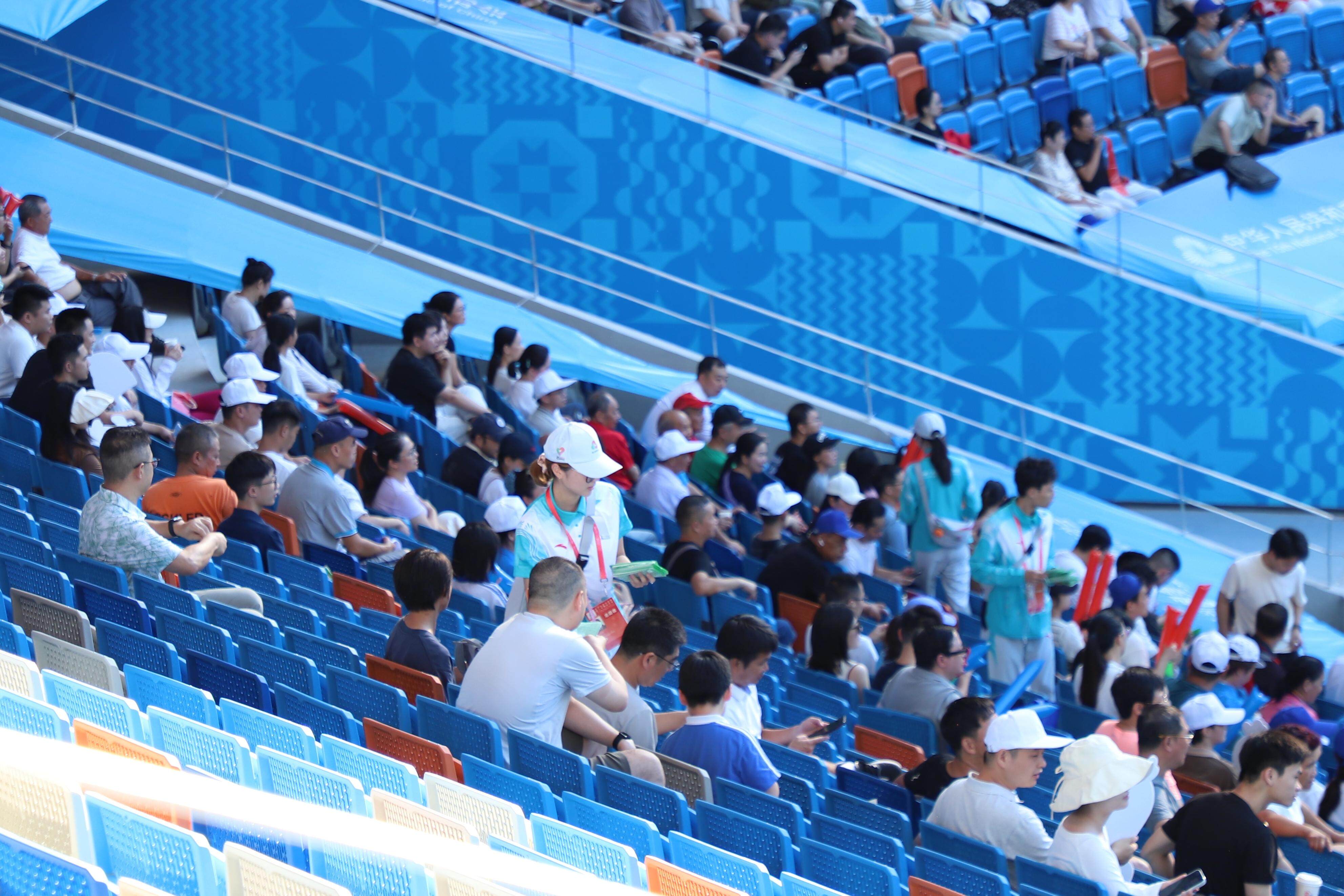 连续两场比, 司其职, 次次一丝不